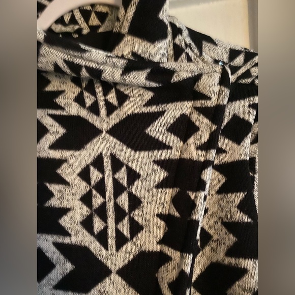 Steve Madden White & Black Geometric Fleece Wrap Jacket - Picture 8 of 9